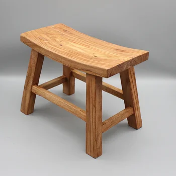 Дървена табуретка с вдлъбнатини и шипове, наскоро произведен от масивен бряст, на малък стол, детска табуретка, изогнутое седалка