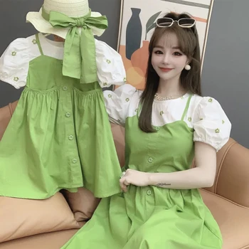 Корейското Лятото ежедневното рокля за родители и деца 2023 г., Рокля за майки и дъщери с ръкави-мехурчета, Цветна бродерия, Фалшив рокля с каишка от две части
